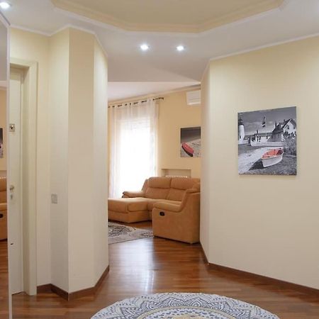 Appartamento Grazioso Con Parcheggio Privato 皮亚琴察 外观 照片