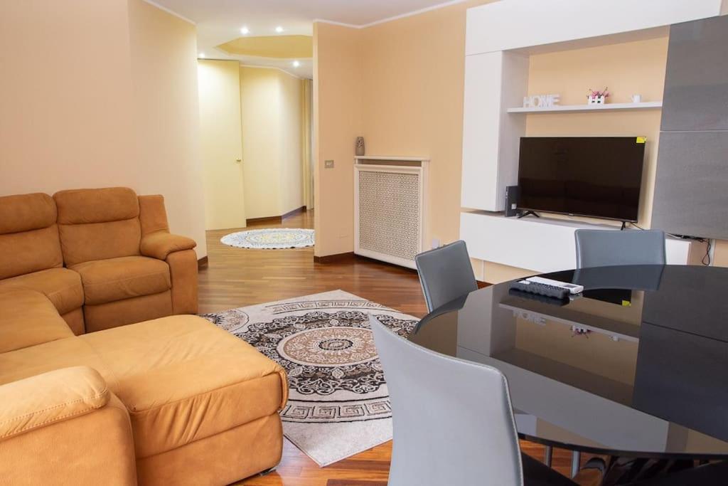 Appartamento Grazioso Con Parcheggio Privato 皮亚琴察 外观 照片