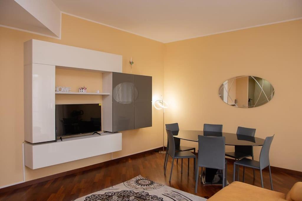 Appartamento Grazioso Con Parcheggio Privato 皮亚琴察 外观 照片